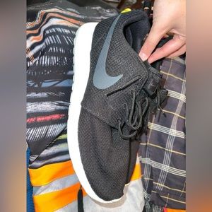 Men’s Nike tennis shoes